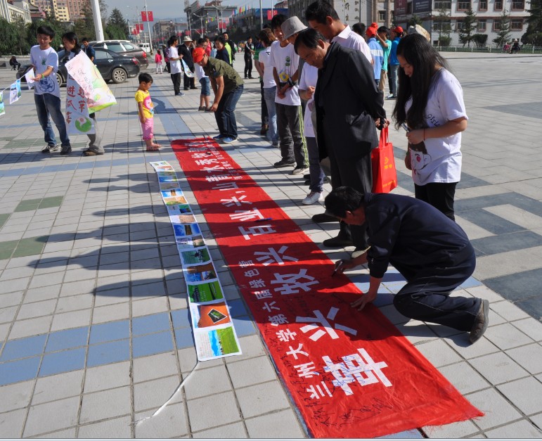 7��19�����m�ݴ�W(xu��)�����þGɫ�I(y��ng)����ף�������οh�����V��(ch��ng)���չ�_(k��i)���_(k��i)�I(y��ng)�xʽ���I(y��ng)�T��ͨ�^(gu��)�·f�����w����(b��o)�͈DƬ���ڏV��(ch��ng)�������������S��������P(gu��n)ע�c�v�㡣�D�������ڗl�����������Լ��ĺ����͸�����