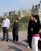 網(wǎng)友參觀晉陽湖　　晉陽湖項目原投資計劃為2.2億元，區(qū)域內(nèi)五座橋為景觀橋。為完善其功能，強化景觀提升效果，對部分項目進行了優(yōu)化、提升，包括將區(qū)域內(nèi)五座景觀橋改為市政橋并新增兩座市政橋。