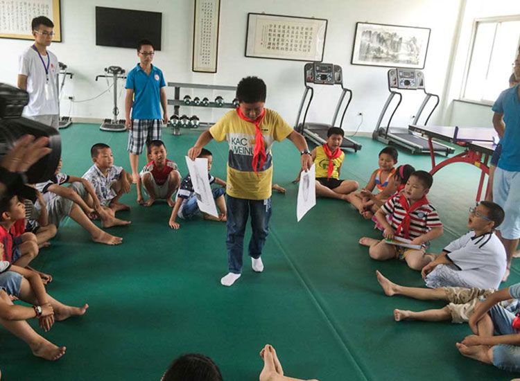 С���т���־Ը��չʾ�Լ��Ĳ�ˇ��