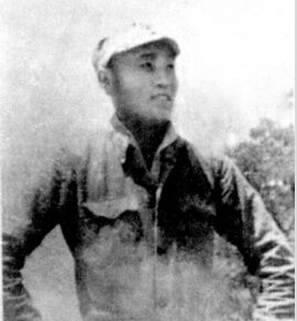 ���һ���1911��1941������Ұ�Q���M�����|��ʡ�|ꖿhʯ�������ˡ�1930������Ї����a(ch��n)�h��1931�ꡰ��һ�ˡ���׃���l(f��)����(j��ng)У��ͬ��������W(xu��)���ؼ��l(xi��ng)������1932��5���ڼ��l(xi��ng)�M����ƽ�|�����x��܊�����������ô�������ָ�]����(zh��n)�`��C(j��)�ӣ��˷Q��С��������1935�ꅢ�ӡ�һ��.�š��W(xu��)���ۇ��\(y��n)�������u(y��)���\(y��n)���еġ���������1939�����A��������(li��n)܊˾��T����ף��ΰ�·܊�x�켽܊�^(q��)��ʮ�F(tu��n)�F(tu��n)�L��1941��2��4�գ��r�ΰ�·܊�x�켽܊�^(q��)��ʮ�F(tu��n)�F(tu��n)�L���һ�����ָ�]�����R�I��(zh��n)���в��Ҡ�������H30�q��