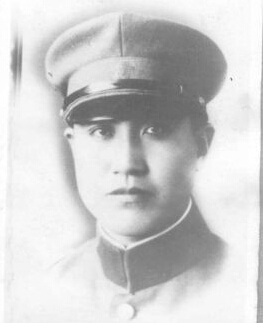 �������h�����|���d���ˣ�1908������������ڵ�����ͥ���x�켽܊�^(q��)�Γ�܊˾��T��1924���M(j��n)��|���v���������I(y��)����У����У�̹���1931�����Rռɽ�������У�����������˽��򿹑�(zh��n)�Ȍ�������(zh��n)��1936���κӱ����h��܊��У����(d��o)�L��1938��8���ʲ����x����꠱��x�켽܊�^(q��)��ʽ������x�켽܊�^(q��)�Γ�܊������˾��T��1939������Ї����a(ch��n)�h��1940���ڰوF(tu��n)���(zh��n)�Љ��Ҡ������r��32�q��