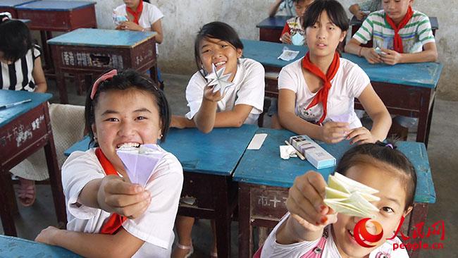 ���ϿƼ���W(xu��)��һ��һ·���x��(w��)֧���c����(zh��n)��ؚ�{(di��o)�Ќ�(sh��)�`�F(tu��n)��������ꖿh��¹ɽ�(zh��n)�u�ŸG���_չ�x��(w��)֧�̺ͷ�ؚ�{(di��o)�У�־Ը�߽o���ӂ��_�O(sh��)�ֹ��n�����D�麢�ӂ�չʾ�ֹ���Ʒ�����F(tu��n)�(du��)�ṩ��