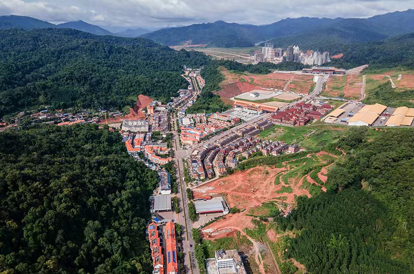 磨憨口岸俯瞰，右前方高層白色建筑群為老撾境內(nèi)。人民網(wǎng)記者 符皓攝