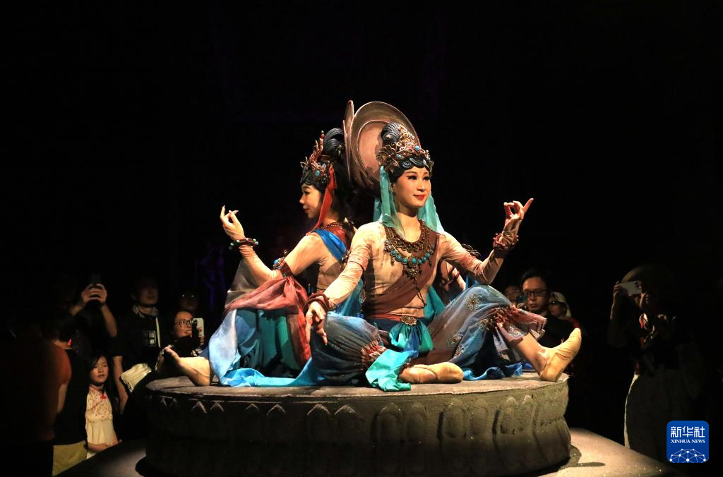 8月5日晚，游客在甘肅省敦煌市觀看大型洞窟式沉浸體驗劇《樂動敦煌》。 新華社發(fā)（張曉亮 攝）