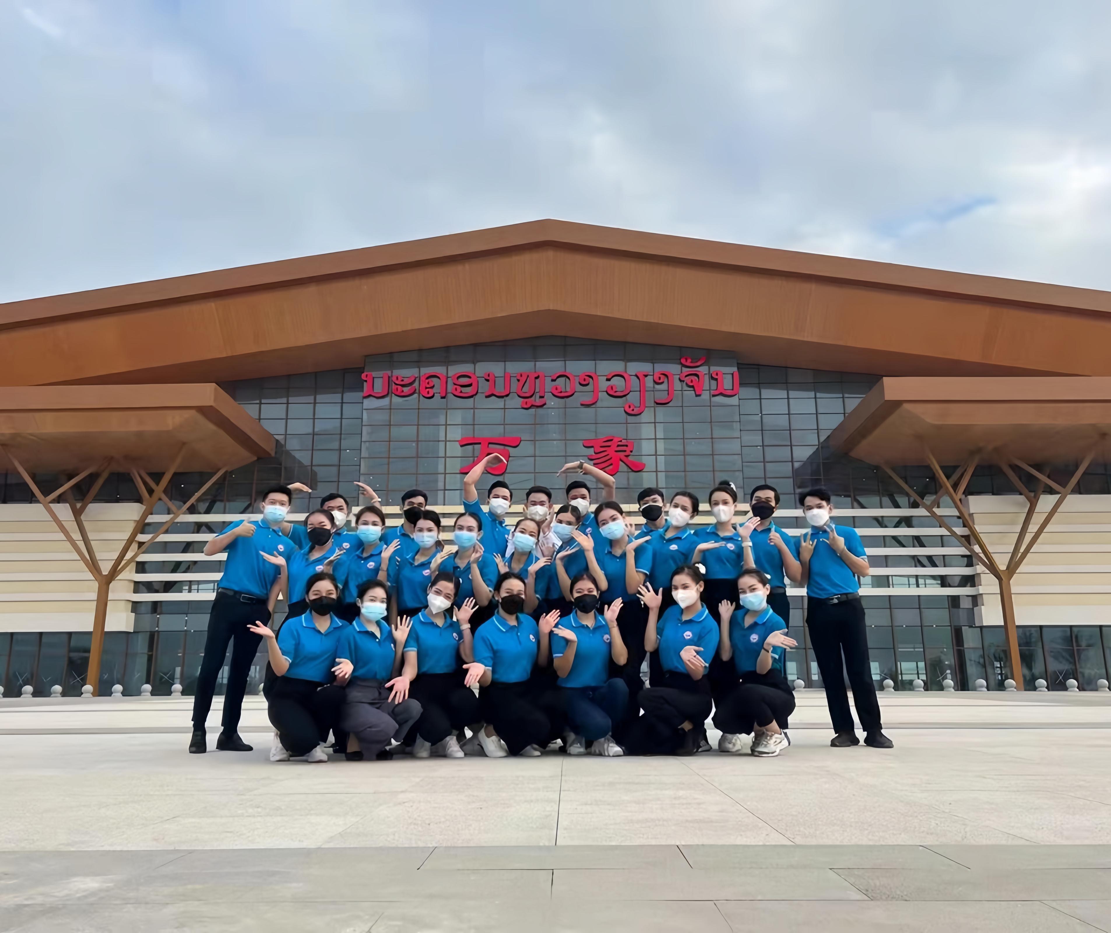 學(xué)生上崗前在老撾萬象高鐵站前合影（其中5人為貴陽職業(yè)技術(shù)學(xué)院培訓(xùn)班學(xué)生）。 貴陽職業(yè)技術(shù)學(xué)院供圖