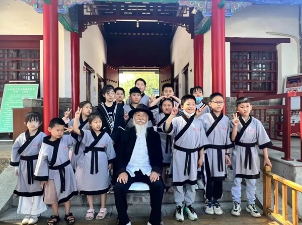 聽(tīng)孔廟歷史見(jiàn)證人——白胡子爺爺講述臨沂城過(guò)去的故事。臨沂市博物館供圖