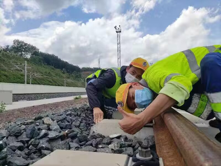 佟郎（左）正在檢修鐵路。受訪者供圖