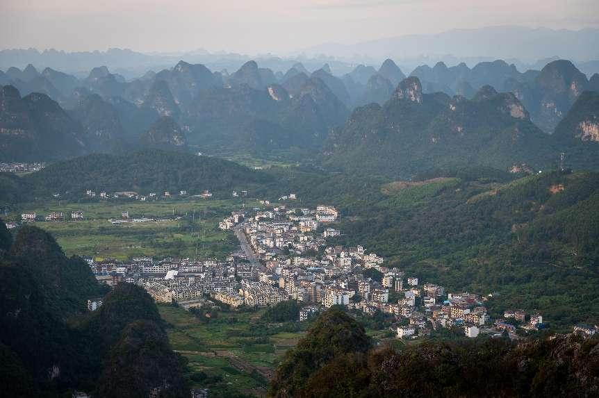 廣西層巒疊嶂，郁郁蔥蔥。 人民網 嚴立政攝