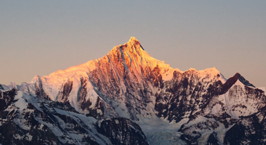 邂逅新年梅里雪山首個“日照金山”