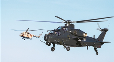 陸軍某旅組織多機(jī)型飛行訓(xùn)練